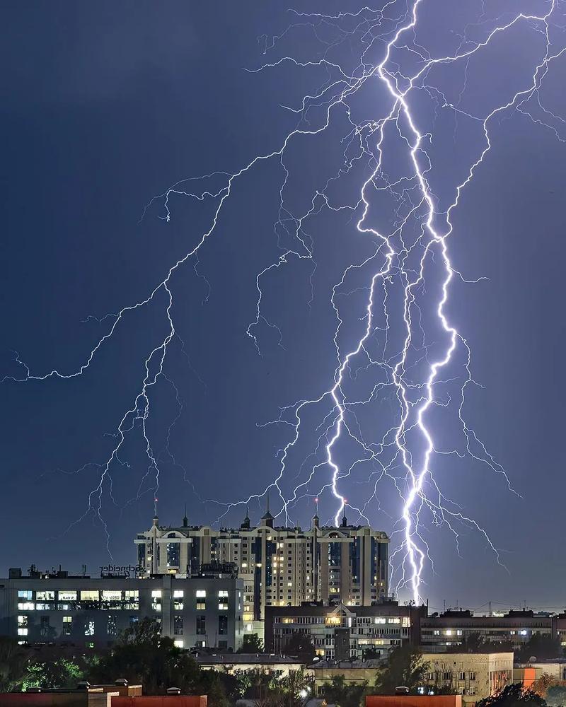 闪电每秒闪50次(闪电1秒多少米)